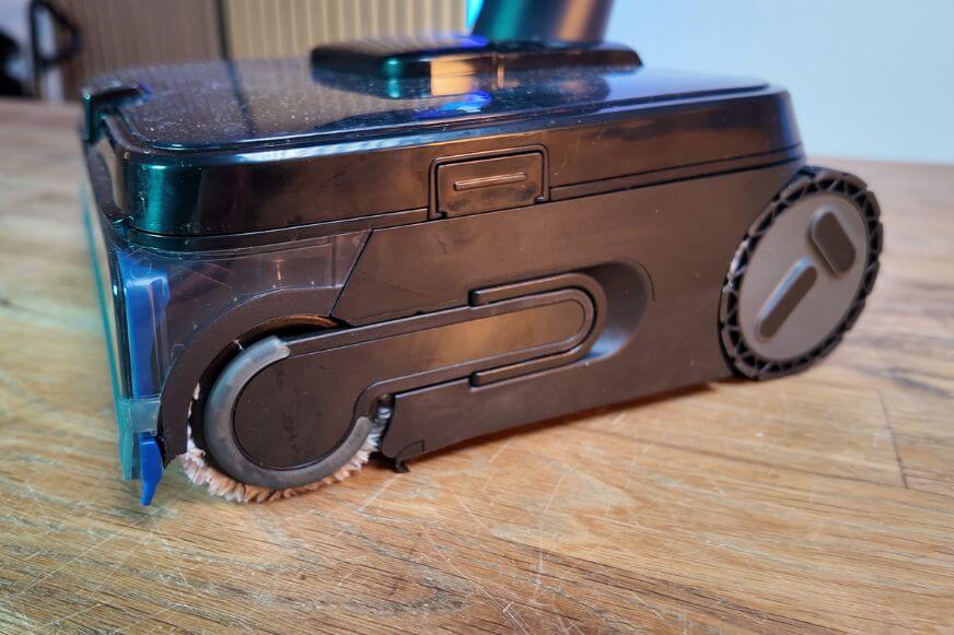 Abziehlippe am Reinigungskopf beim Rückwärtsfahren - senkt sich ab und reduziert Wasserschlieren für ein schlierenfreies Ergebnis.